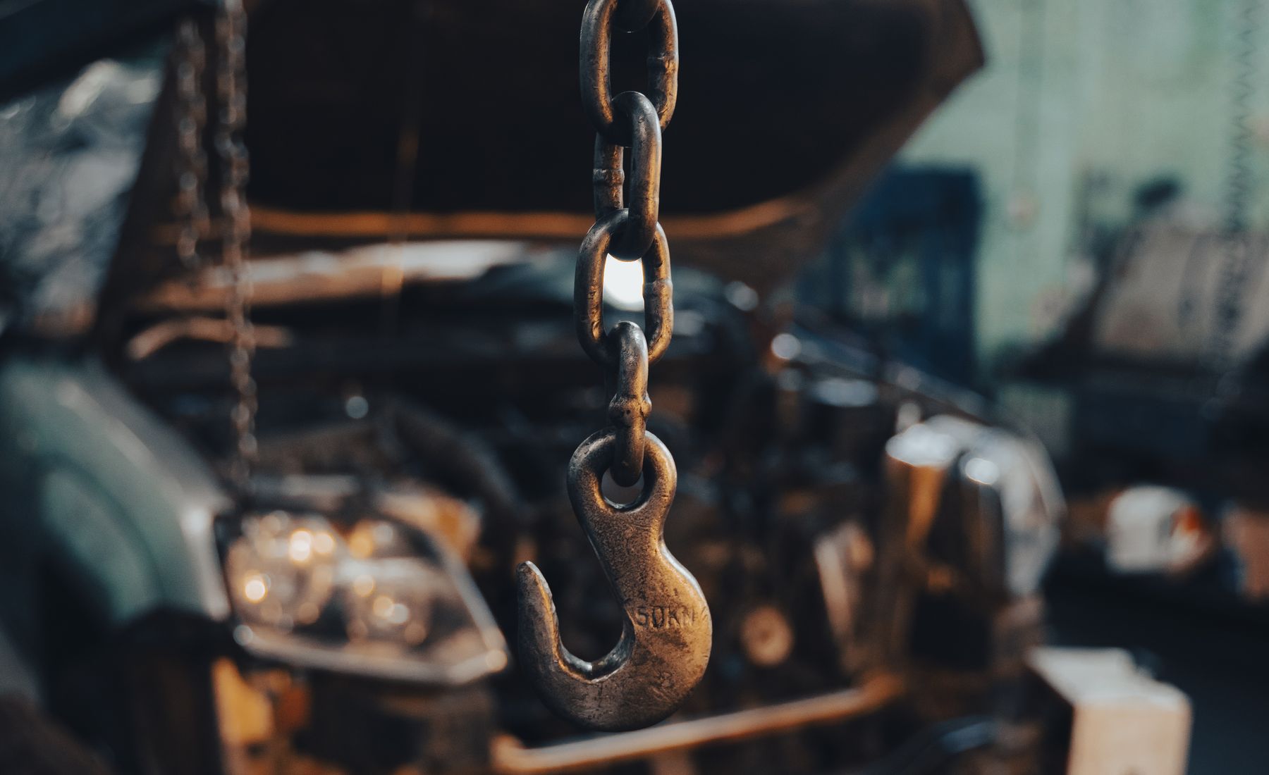 Baie de garage avec un véhicule sur le pont élévateur